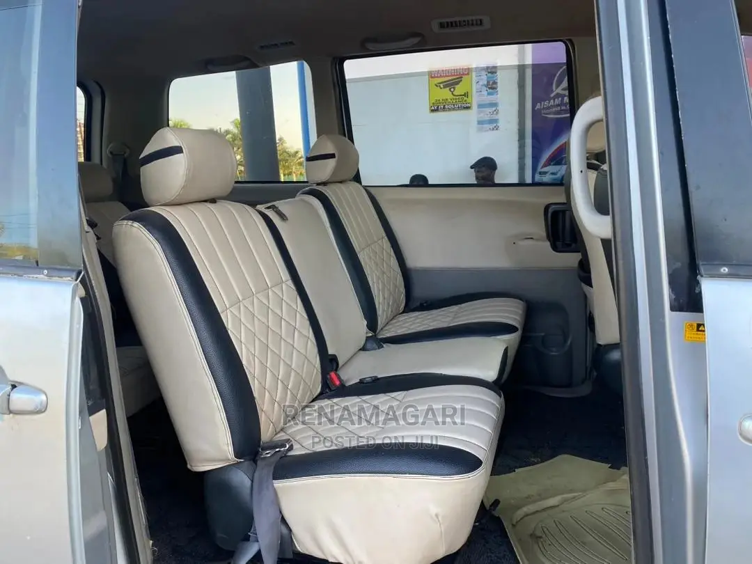 Toyota Noah 2005 Silver
