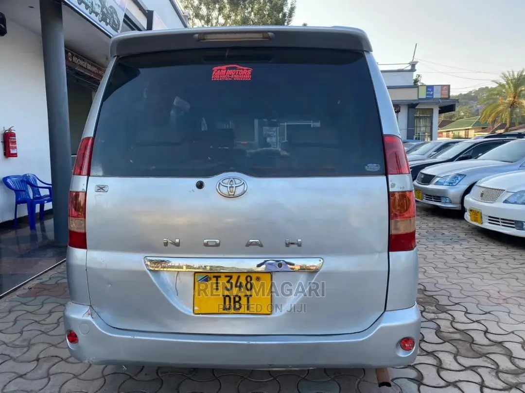 Toyota Noah 2005 Silver