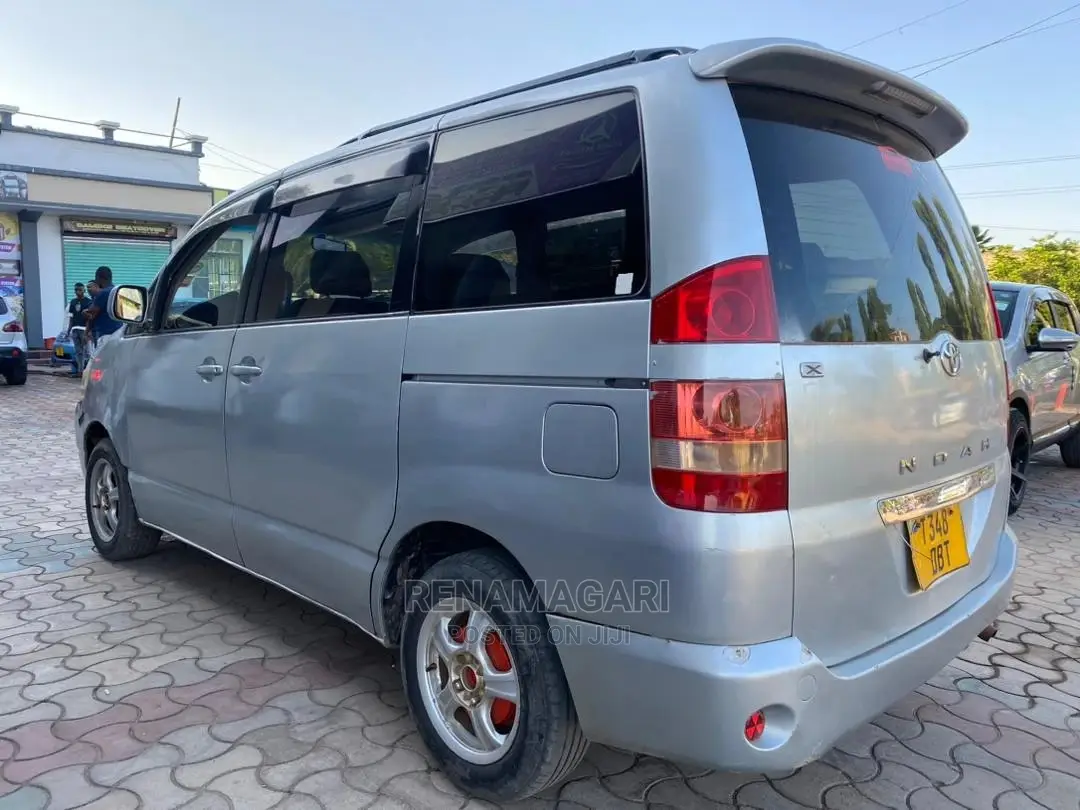 Toyota Noah 2005 Silver