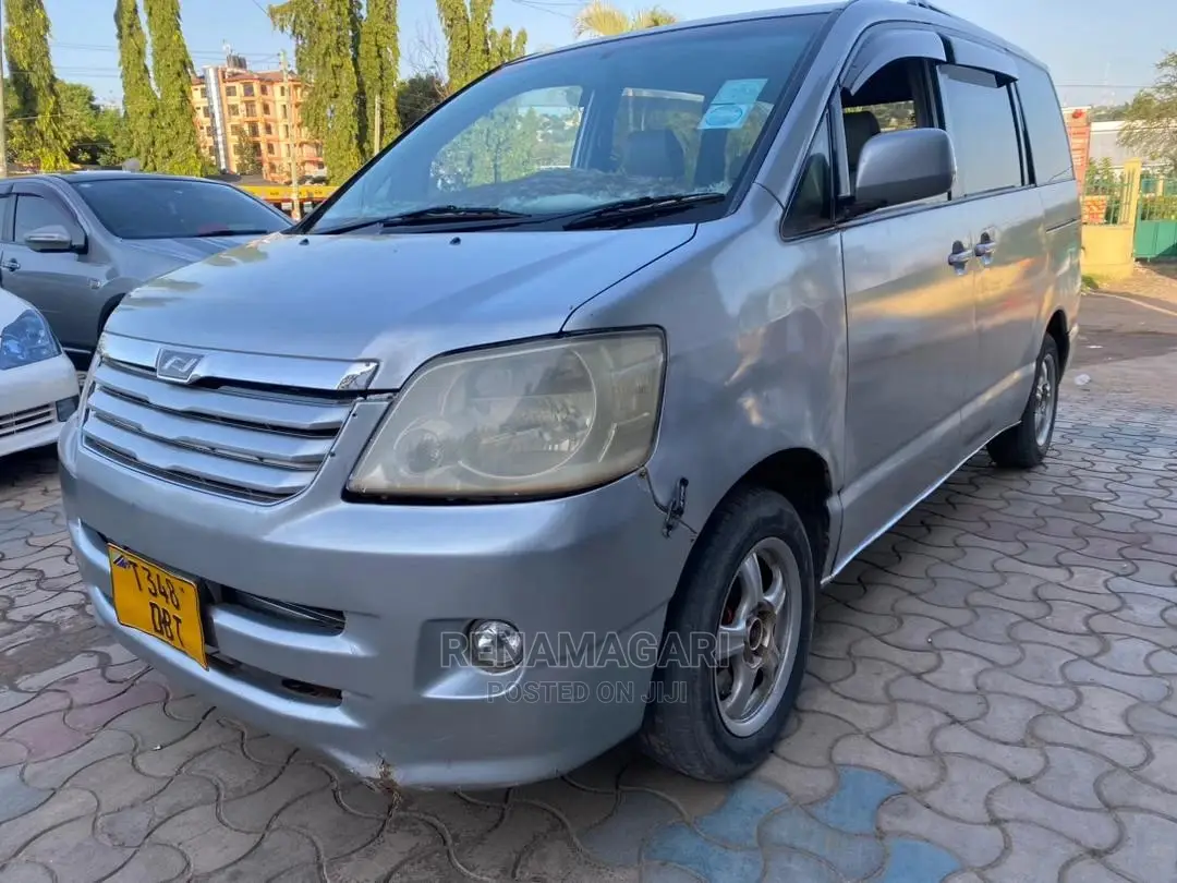 Toyota Noah 2005 Silver