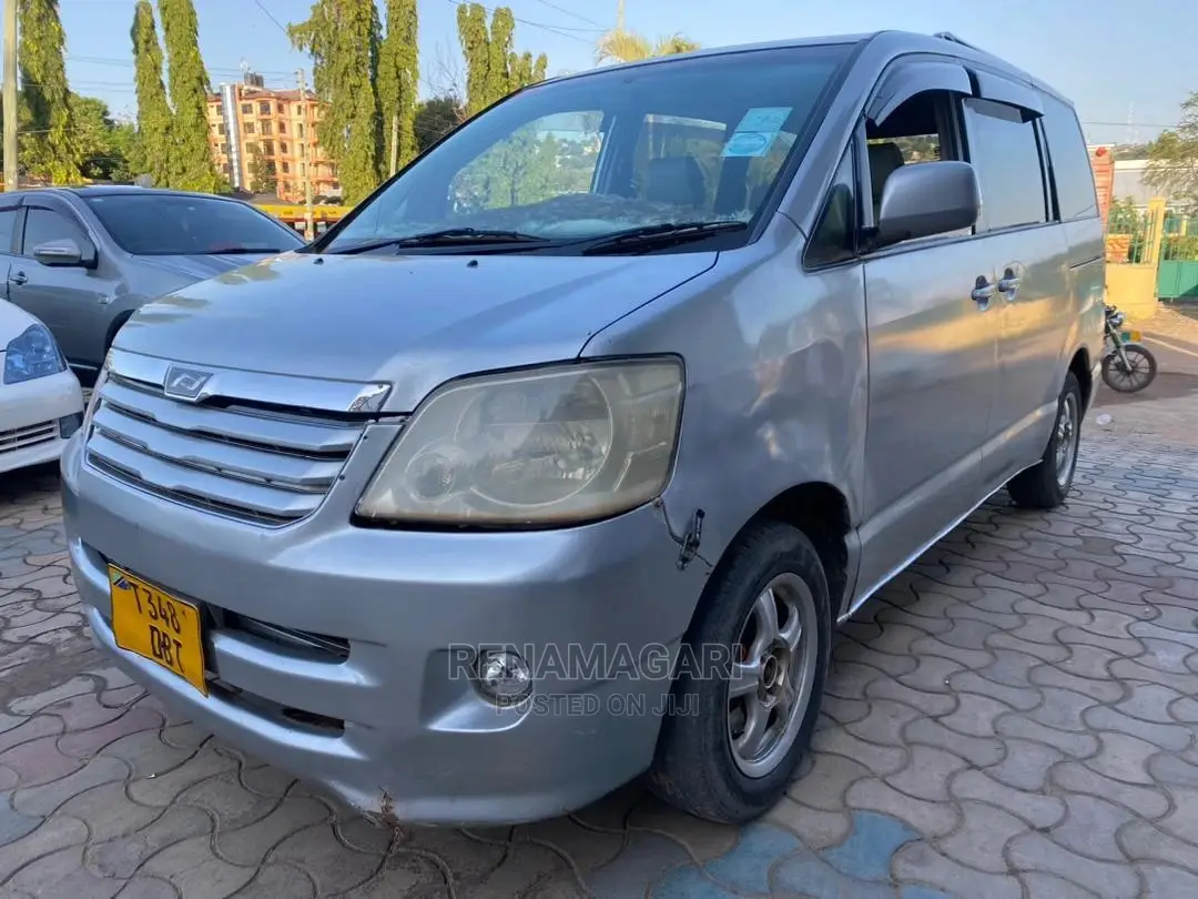 Toyota Noah 2005 Silver