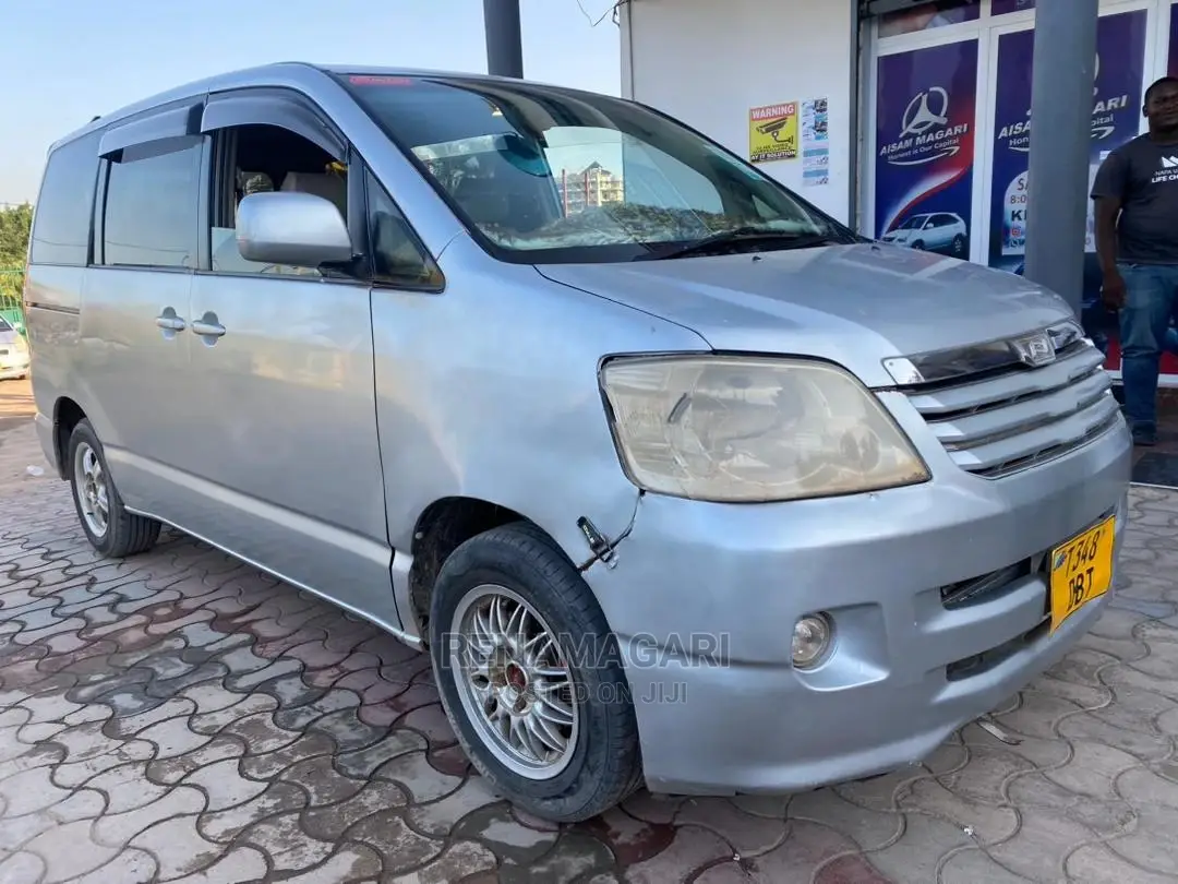 Toyota Noah 2005 Silver