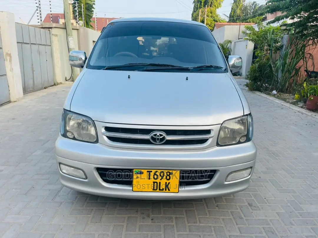 Toyota Noah 2001 Silver