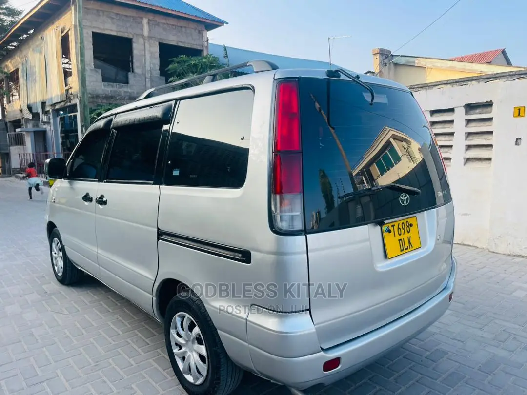 Toyota Noah 2001 Silver