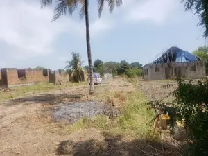 Viwanja Katikati Ya Makazi Ya Watu