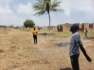 Viwanja Katikati Ya Makazi Ya Watu