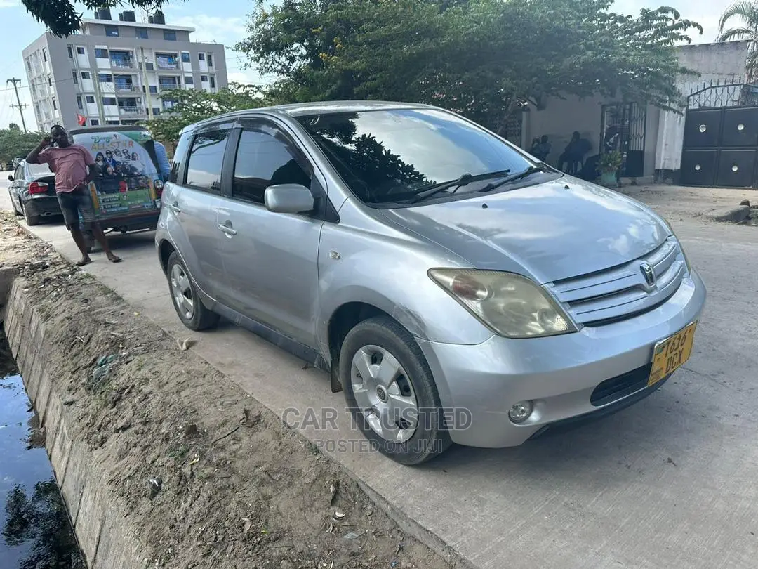 Toyota IST 2004 Silver