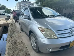 Toyota IST 2004 Silver