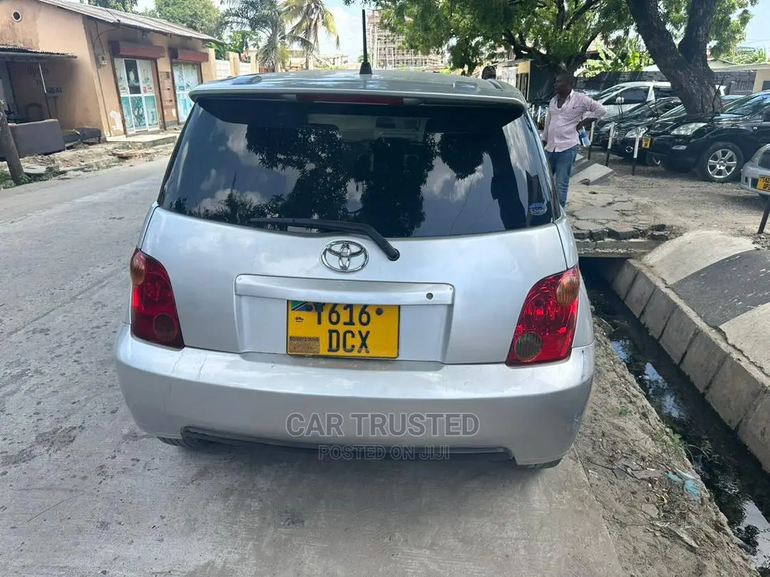Toyota IST 2004 Silver