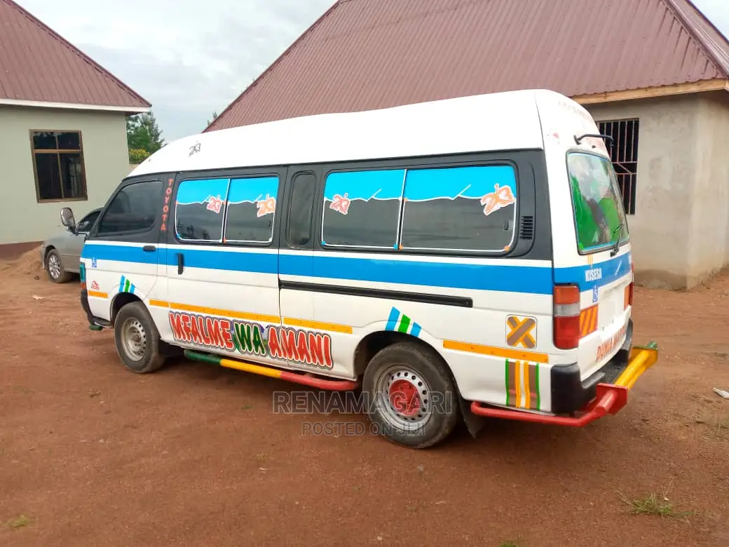 Toyota HiAce Siyaya 2004 White