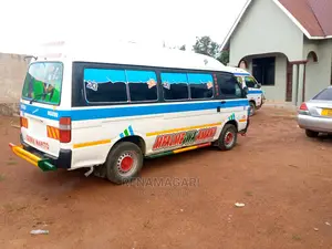 Toyota HiAce Siyaya 2004 White