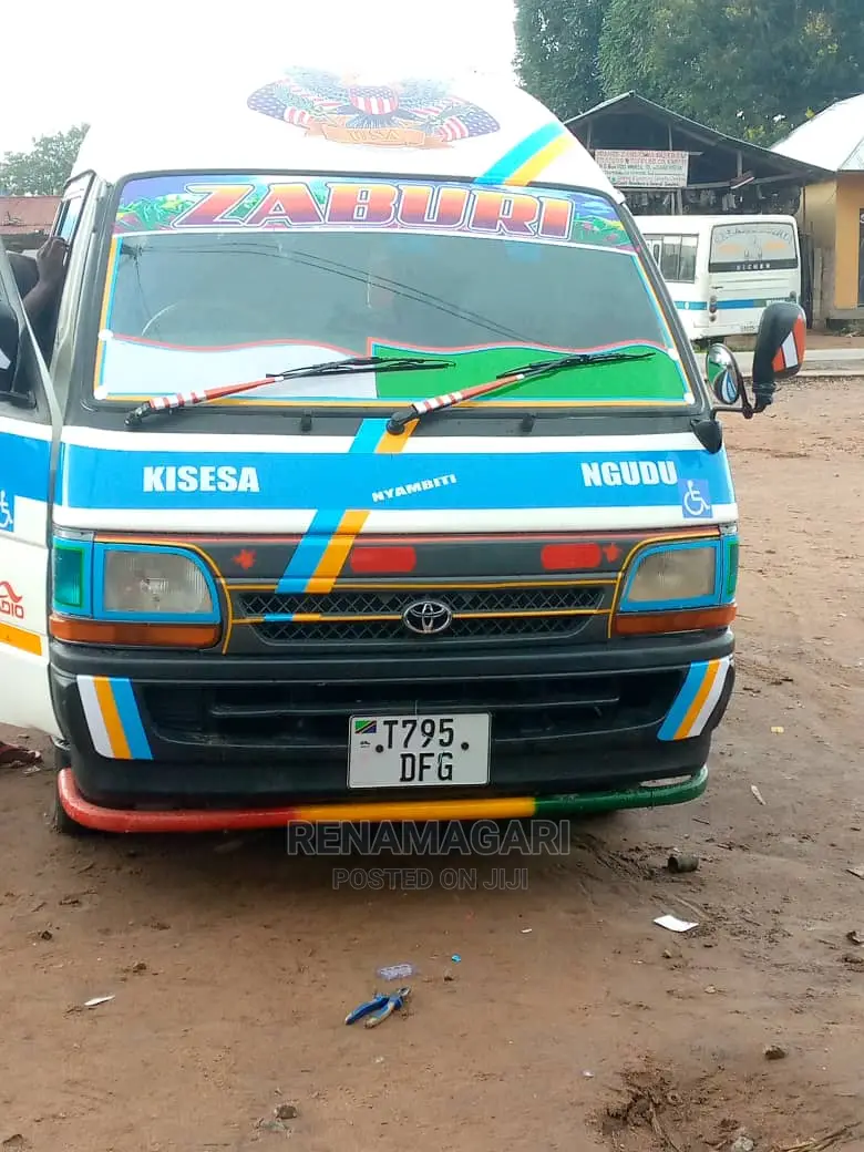 Toyota HiAce Siyaya 2004 White