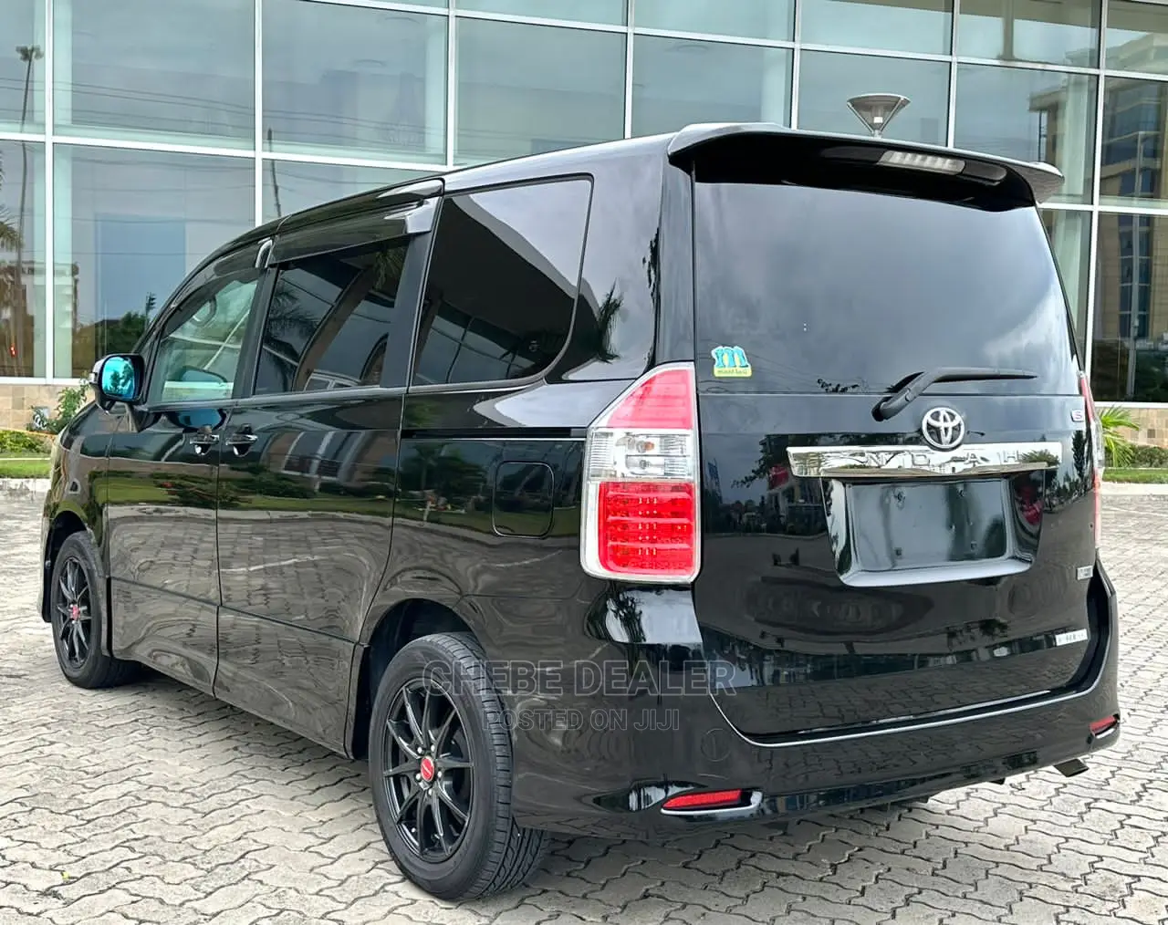 Toyota Noah 2.0 143hp AWD (7 Seater) 2010 Black