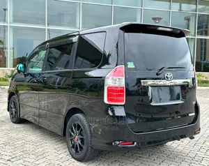 Toyota Noah 2.0 143hp AWD (7 Seater) 2010 Black