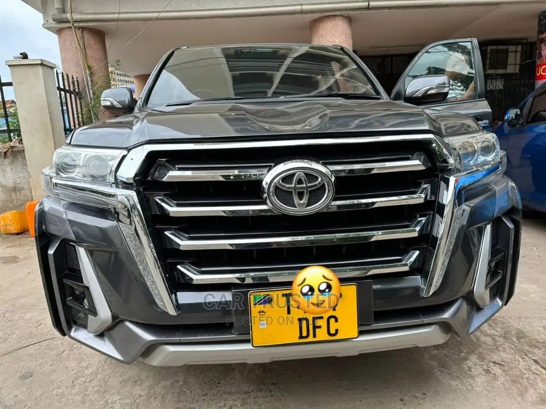 Toyota Land Cruiser 4.6 V8 GX 2018 Gray