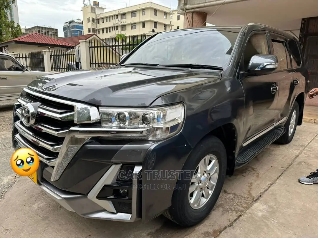 Toyota Land Cruiser 4.6 V8 GX 2018 Gray