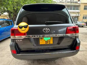 Toyota Land Cruiser 4.6 V8 GX 2018 Gray