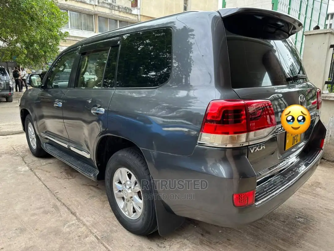 Toyota Land Cruiser 4.6 V8 GX 2018 Gray