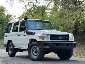 Toyota Land Cruiser 2017 White