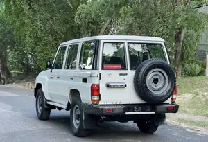 Toyota Land Cruiser 2017 White