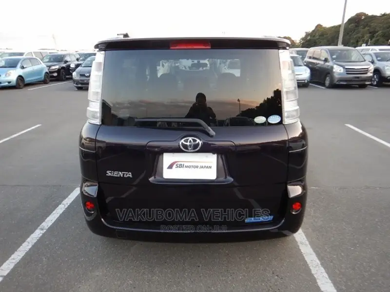 Toyota Sienta 2011 Purple