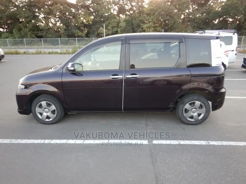 Toyota Sienta 2011 Purple