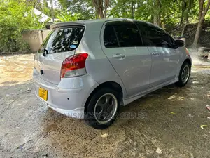 Toyota Vitz 2010 Silver