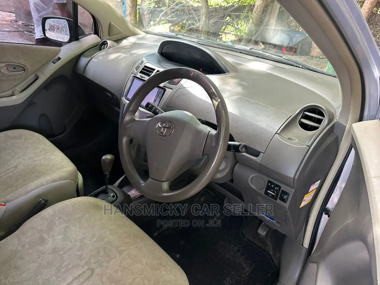 Toyota Vitz 2010 Silver