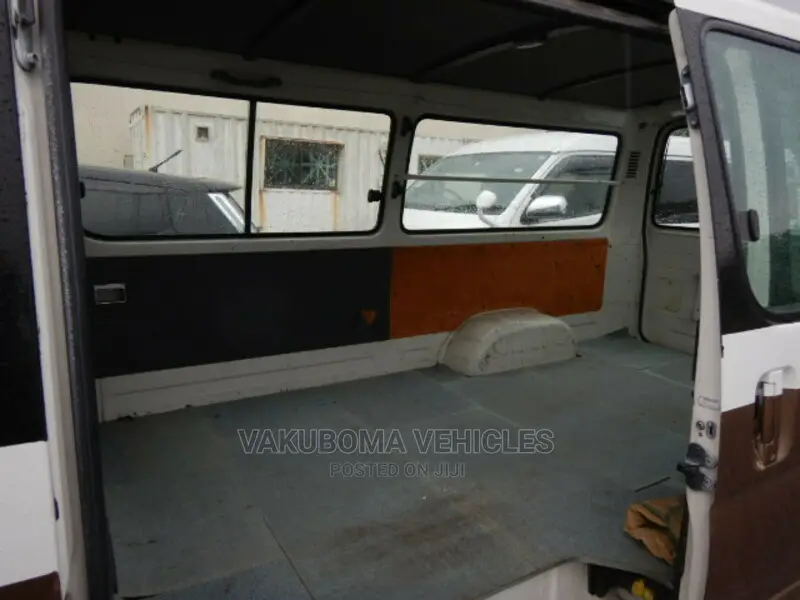 Toyota HiAce 2001 White