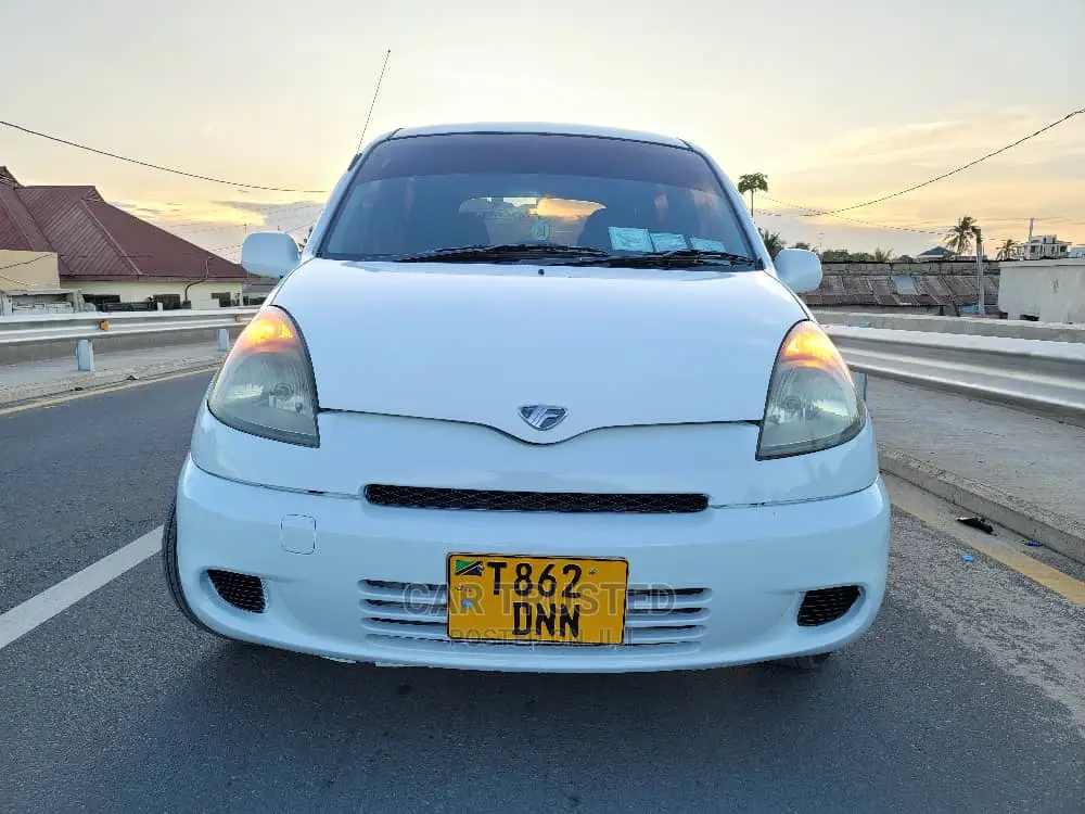 Toyota Fun Cargo 2004 White