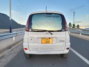 Toyota Fun Cargo 2004 White