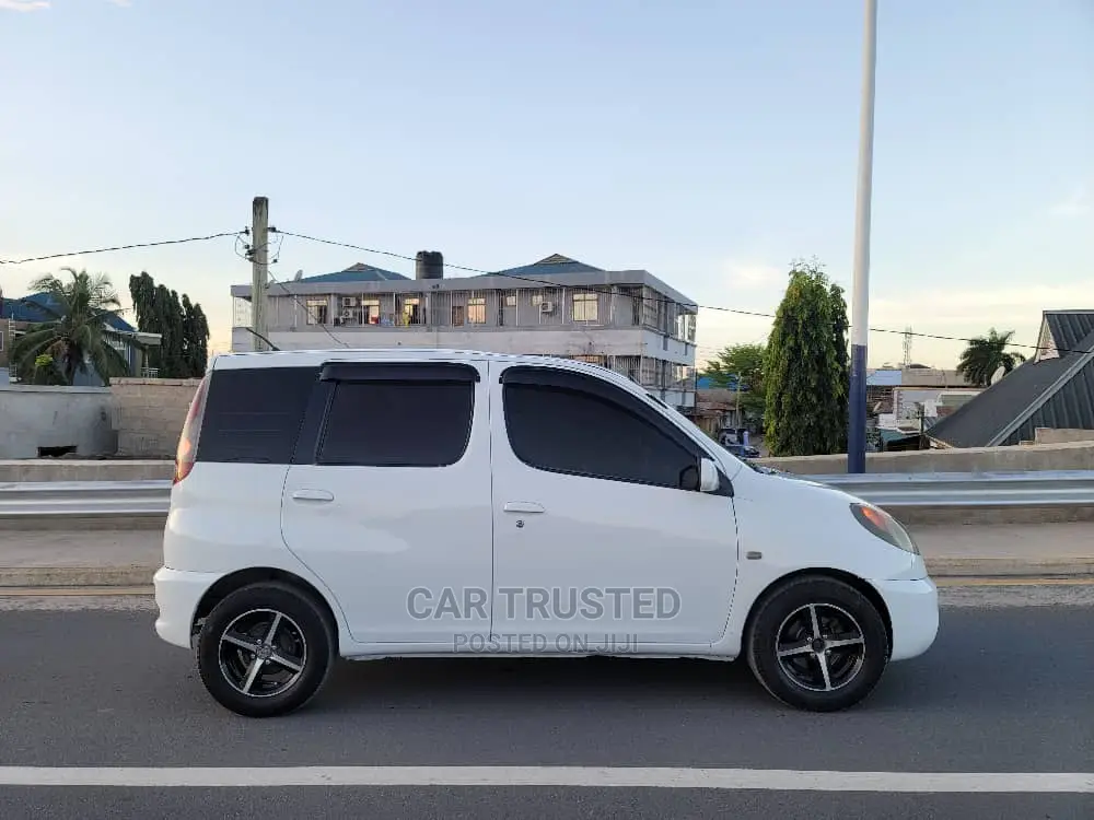 Toyota Fun Cargo 2004 White