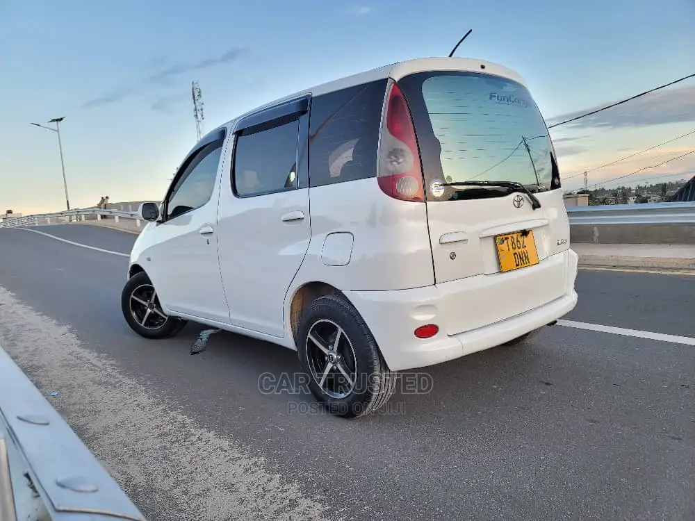 Toyota Fun Cargo 2004 White