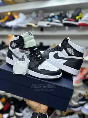 Airnike Black White