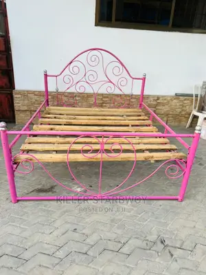 Kitanda Chuma Pink