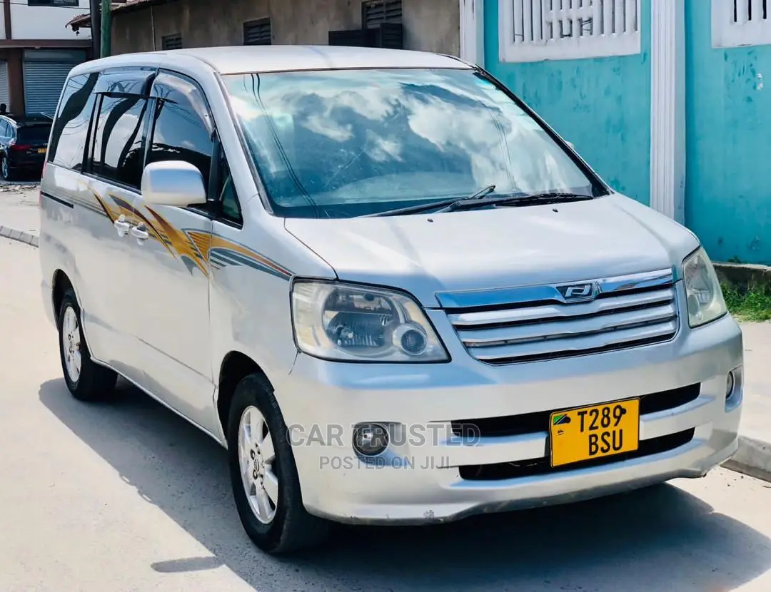 Toyota Noah 2.0 FWD (8 Seater) 2003 Silver
