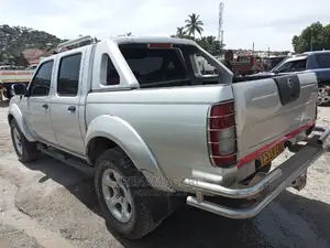 Nissan Hardbody 2004 Silver