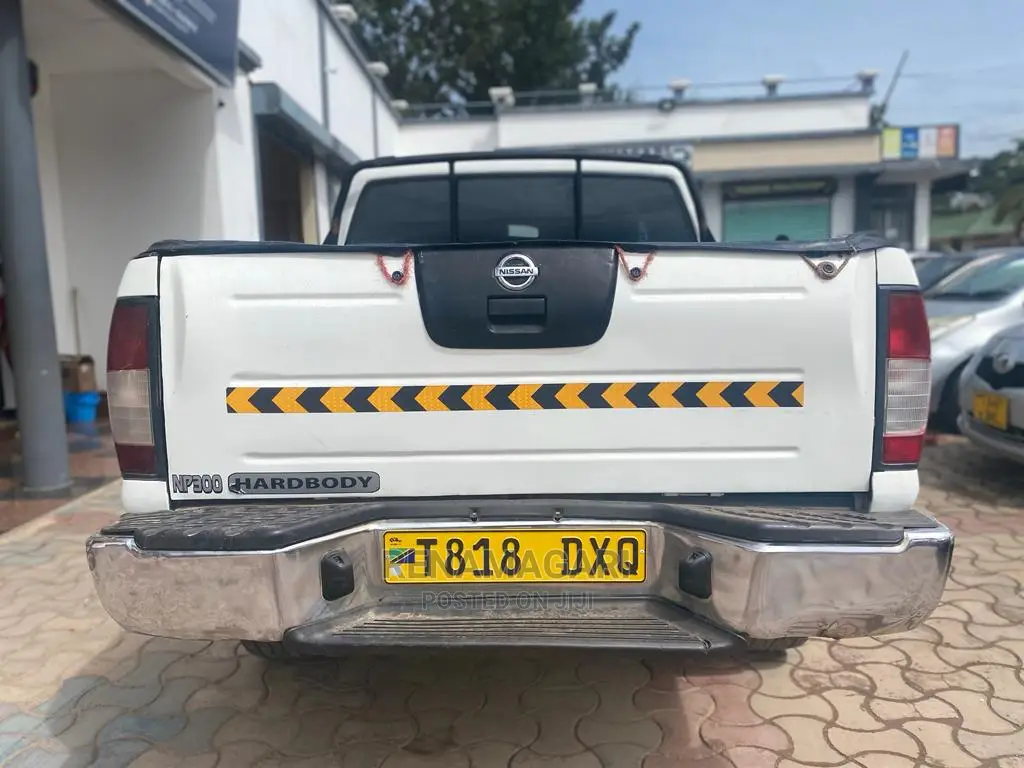 Nissan Hardbody 2012 White