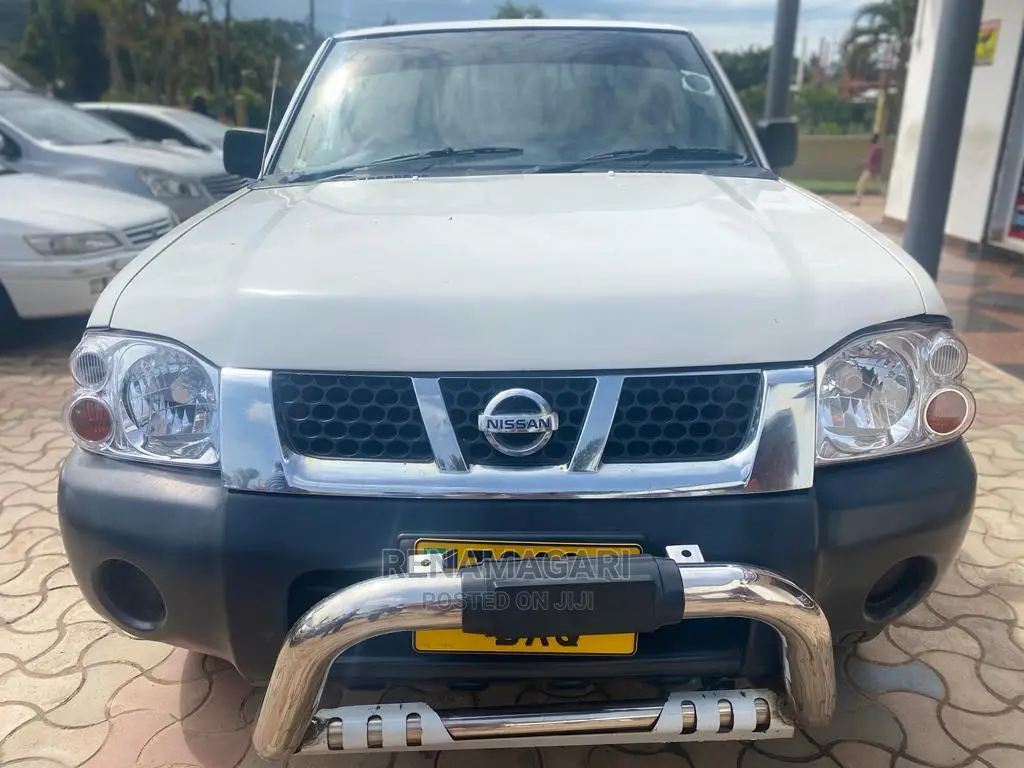Nissan Hardbody 2012 White