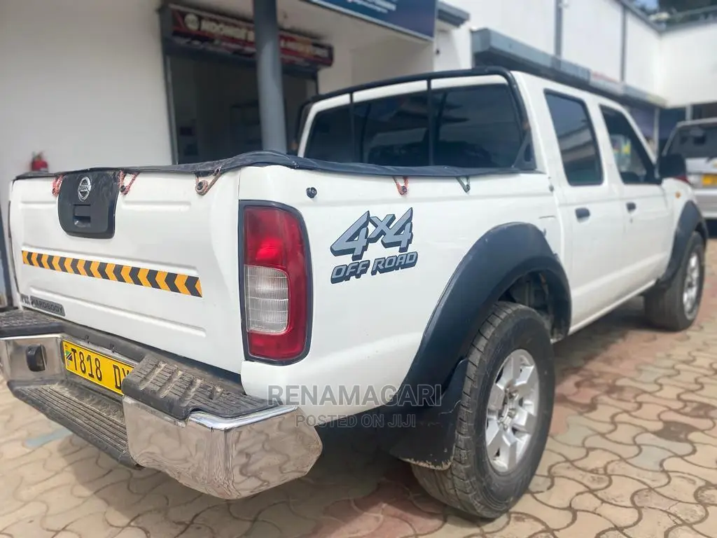 Nissan Hardbody 2012 White