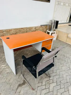 Meza Na Kiti Vya Ofisini