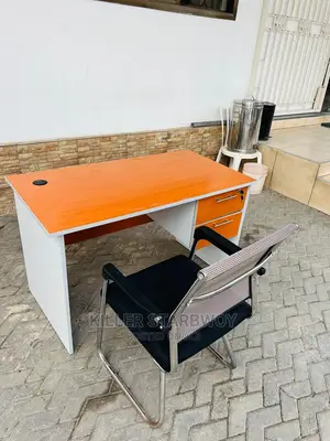 Meza Na Kiti Vya Ofisini