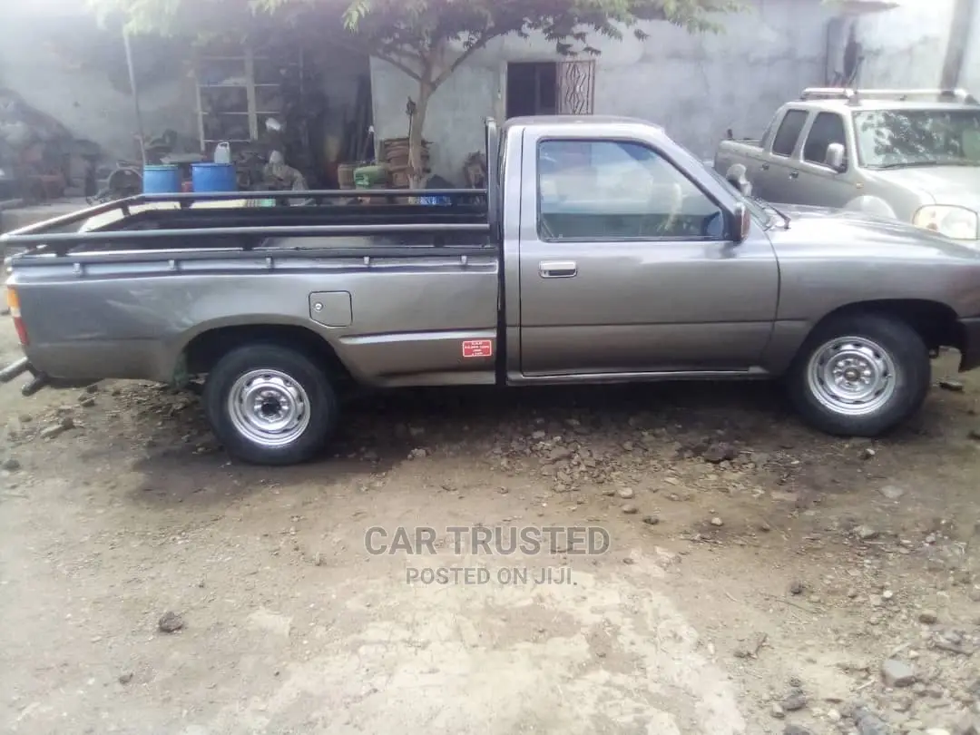 Toyota Hilux 2002 Black