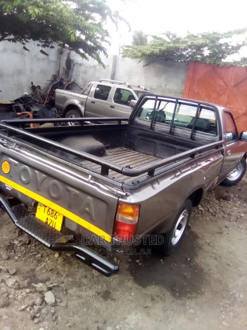 Toyota Hilux 2002 Black