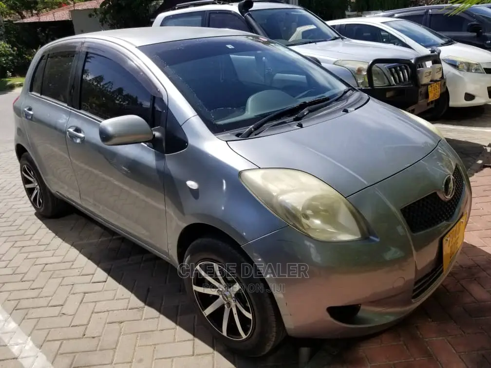 Toyota Vitz 1.3 AWD 3dr 2010 Gray