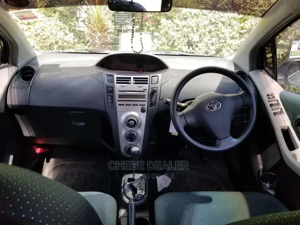 Toyota Vitz 1.3 AWD 3dr 2010 Gray