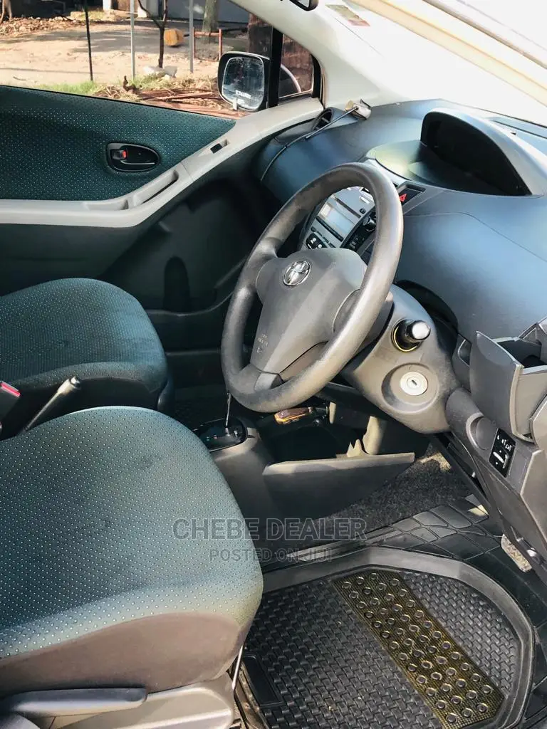 Toyota Vitz 1.3 AWD 3dr 2010 Gray