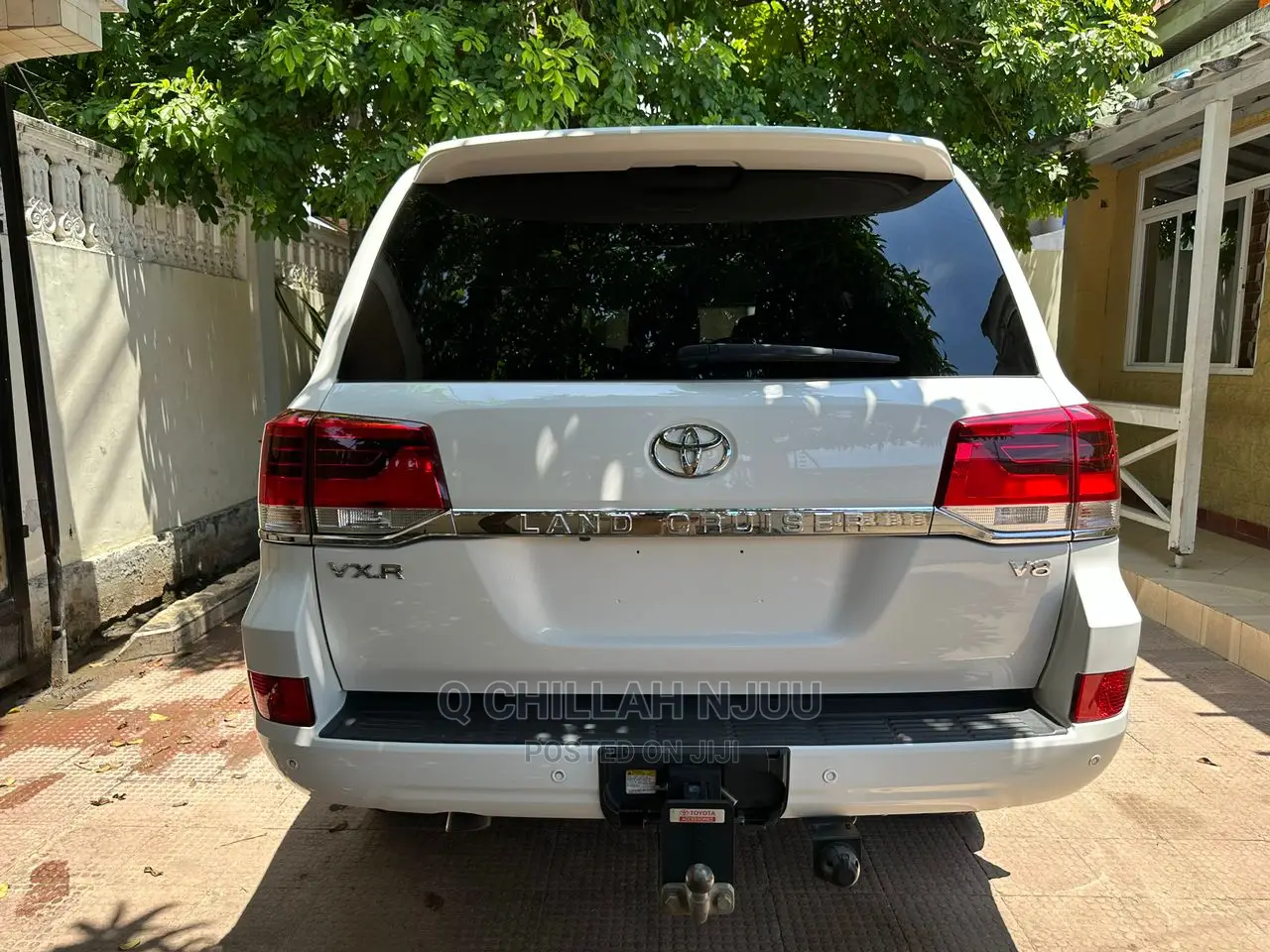 Toyota Land Cruiser 2017 White