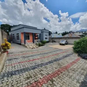 Photo - 4bdrm House in Kimara for Rent