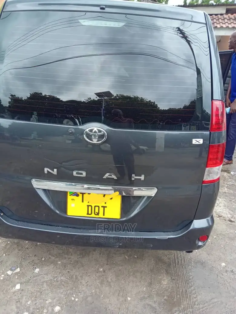 Toyota Noah 2.0 FWD (8 Seater) 2005 Black